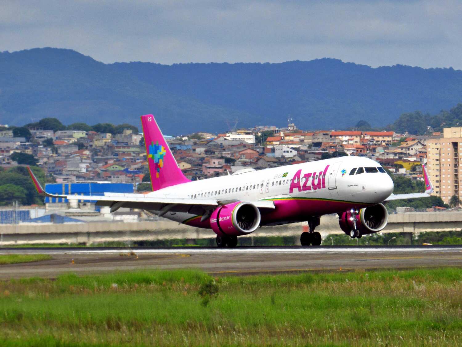 Azul é a companhia aérea mais pontual do mundo - Brasilturis