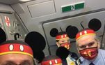 Tripulação no avião personalizado do Mickey