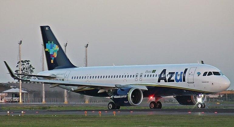Avião da Azul; empresa foi condenada a indenizar passageiro retirado de voo
