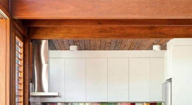 azulejo colorido para cozinha planejada branca com bancada vermelha