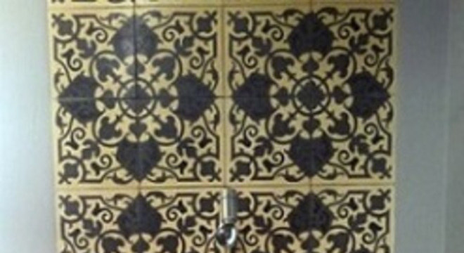 Azulejo para banheiro amarelo e preto Projeto de Izabela Solva Melo