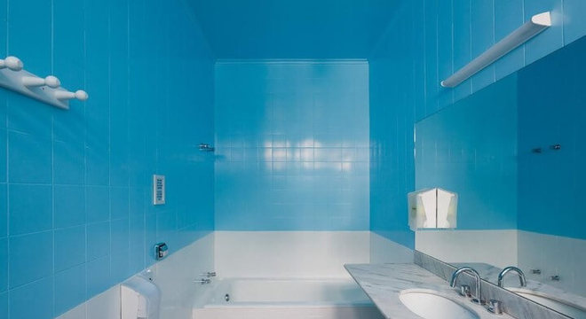 Azulejo para banheiro azul Projeto de Felipe Hess