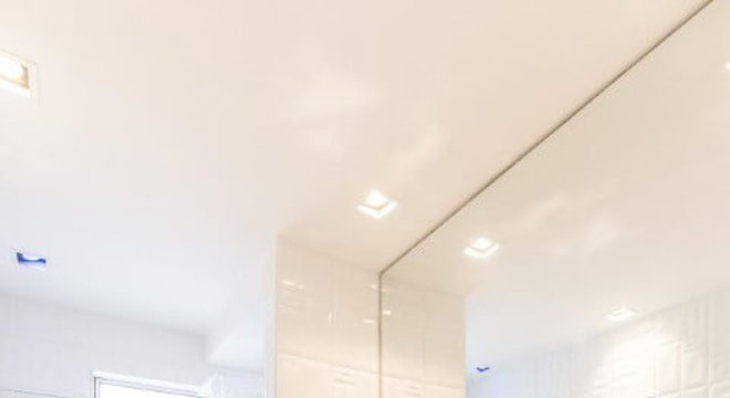 Azulejo para banheiro branco em relevo Projeto de Andrea Fonseca