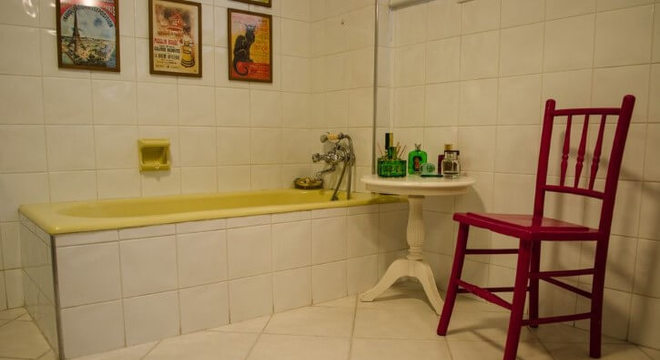 Azulejo para banheiro branco no banheiro simples Projeto de Adriana Fornazari