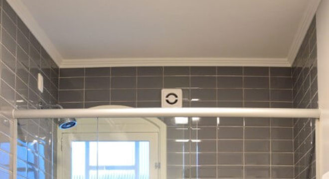 Azulejo para banheiro cinza Projeto de Larissa Neitzel