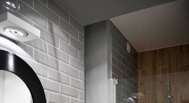 Azulejo para banheiro cinza se contrasta com a madeira