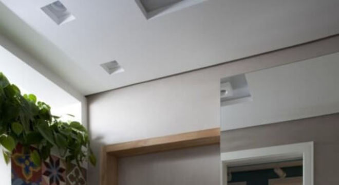 Azulejo para banheiro colorido em lavabo Projeto de Juliana Pippi