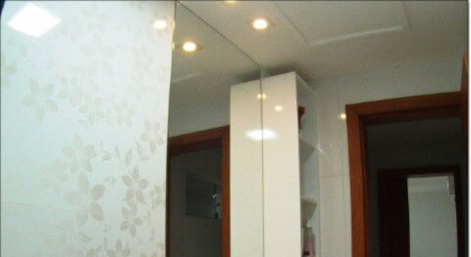 Azulejo para banheiro com adesivo de flor Projeto de Rikelly Pessotti