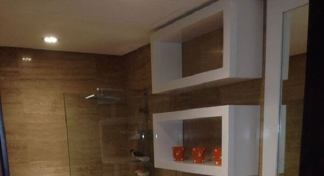 Azulejo para banheiro imitando a madeira