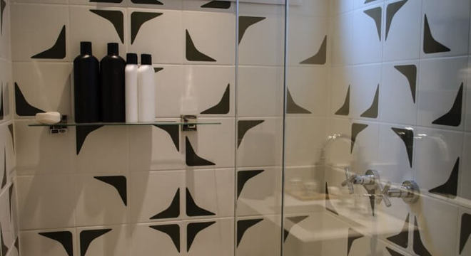 Azulejo para banheiro preto e branco Projeto de Studio Ecoara