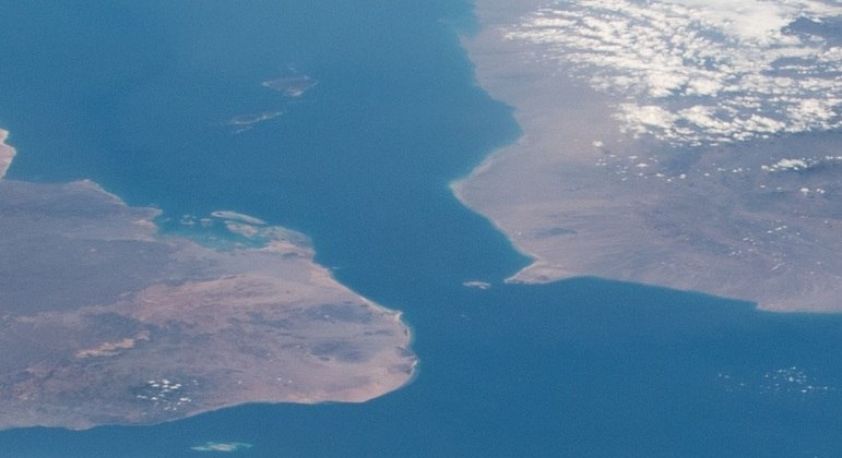 Estreito de Bab el-Mandeb; à direita, a costa do Iêmen