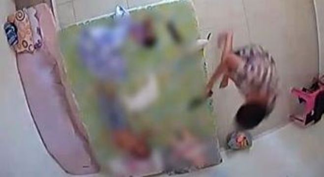 Mulher agrediu a criança, que estava chorando, com um chinelo