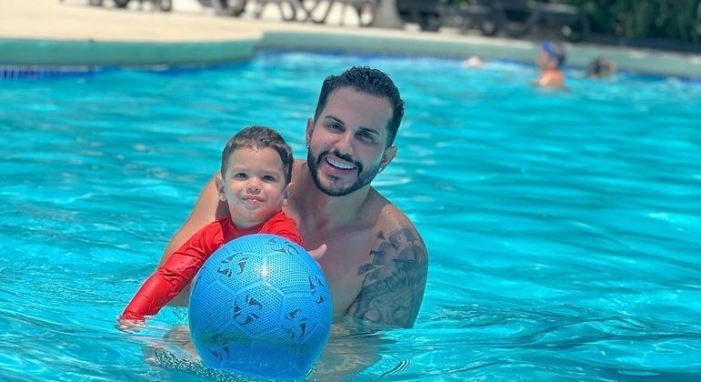 Babal e o filho Miguel posaram juntos em foto postada nas redes sociais
