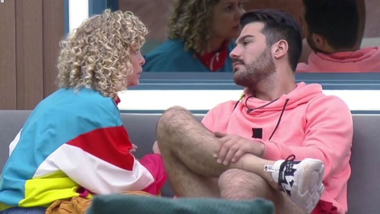 A estratégia não durou muito. A atriz já no início do jogo desenvolveu amizade com Shay e o defendeu dos ataques de Deolane e seus aliados, que passaram a afirmar que o iraniano era machista. Por conta desse episódio, Deolane e Babi logo começaram a se estranhar