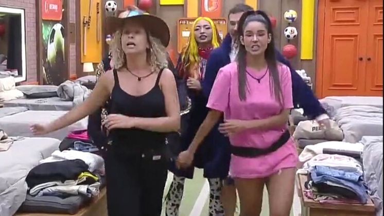 E por falar em diversão, quando estava junto de seus amigos do Grupo B, Babi era pura alegria! A peoa adorava dançar e fazer performances com os amigos, seja nas festas, seja ensinando aos aliados coreografias de sua época de paquita. 