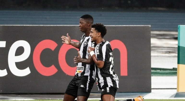 Babi foi o destaque da vitória do Botafogo na última rodada do Cariocão, com dois gols
