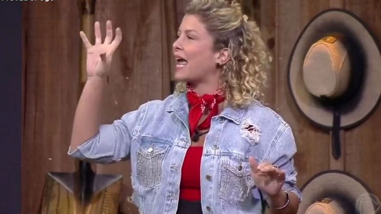 Durante uma dinâmica, o clima voltou a ficar tenso entre Babi e Deolane. Os peões deveriam indicar adjetivos uns aos outros e, é claro, muitos deles usaram o momento para alfinetar os desafetos. Depois de ter recebido adjetivos nada agradáveis do Grupo A, Babi chamou Deolane de 'arrogante' e as duas trocaram muitas farpas!