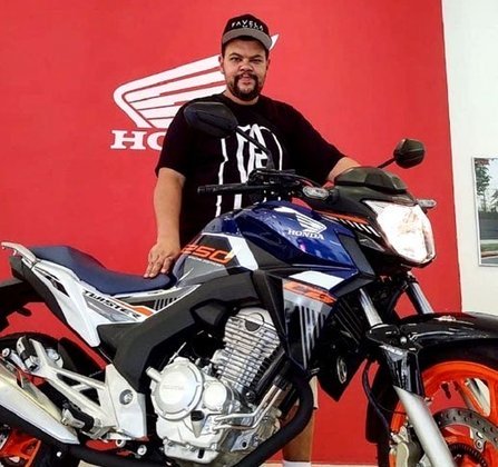 Babu Santana - O cantor e ator, ex-BBB,  ganhou do programa uma Honda CB Twister. A moto foi o prêmio pela vitória na segunda prova do Anjo no ‘Big Brother Brasil 20’. 
