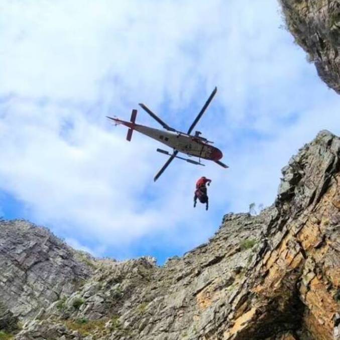 Três aventureiros com ferimentos sérios foram resgatados de helicóptero