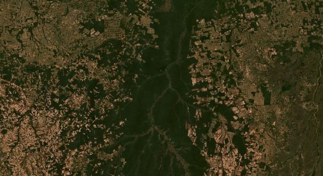  Porção sul da bacia do Xingu, em Mato Grosso, em imagem de satélite de junho; região serve como corredor ecológico e barreira para o avanço do agronegócio na Amazônia