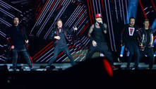 Backstreet Boys jogam cuecas para o público em show lotado em São Paulo