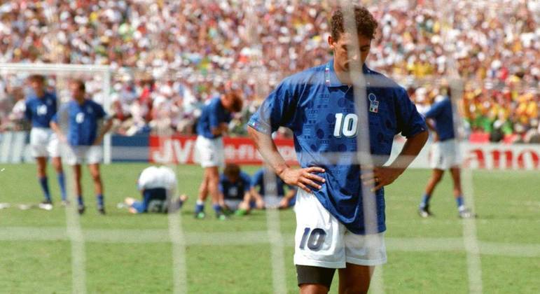 Baggio, a imagem emblemática da derrota da Itália para o Brasil nos penais de 1994