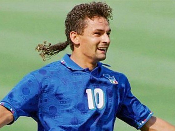 Começando por Roberto Baggio, na temporada 1992/93, o italiano foi eleito o melhor do ano tanto pela Bola de Ouro quanto pela Fifa. Porém, na Copa de 94 o próprio Baggio foi o vilão da seleção da Itália, quando perdeu o pênalti decisivo e consagrou o Brasil tetracampeão do mundo