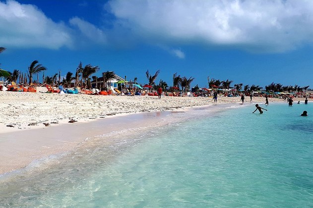Bahamas tem 401 mil habitantes numa área de 13.800 km². Capital: Nassau. 