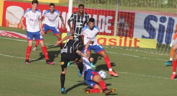 Bahia e Corinthians se enfrentaram neste domingo (20), no estádio Pituaçu (BA)