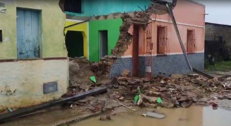 Casas foram destruídas pela chuva em Itambé (BA)