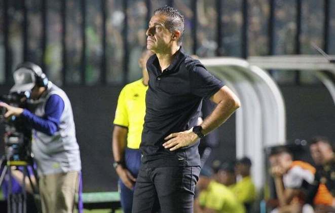 Bahia: SOBE - Marcos Felipe defendeu algumas finalizações e impediu que o placar fosse maior // DESCE - Renato Paiva, treinador do Bahia, não conseguiu armar um bom sistema de jogo e tem grande culpa no desempenho da equipe.