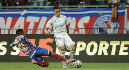 Ryan, do Bahia, e Marlon, do Cruzeiro, disputam bola
