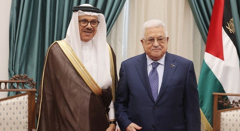 O presidente da Autoridade Nacional Palestina, Mahmud Abbas (dir.), e o ministro das Relações Exteriores do Bahrein, Abdullatif al-Zayani, em Ramallah, na Cisjordânia