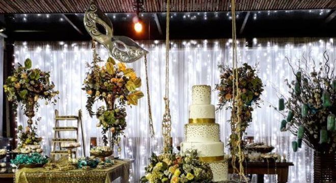 Baile de máscaras com detalhes dourados na decoração
