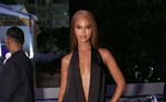 A modelo Juliana Nalú também usou um longo vestido preto e nada básico: a peça tem um superdecote que se estende do pescoço até a barriga