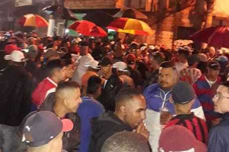 Jovens sem máscaras em baile funk na zona leste de SP