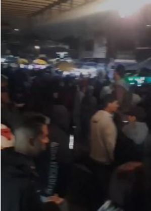 Jovens reunidos para beber e ouvir música em som alto na rua 