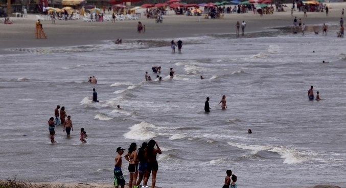 Turistas ignoram medidas restritivas e aproveitam a praia, em Itanhaém
