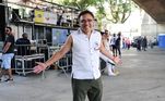 O cantor Simoninha momentos antes da folia começar no centro de São Paulo