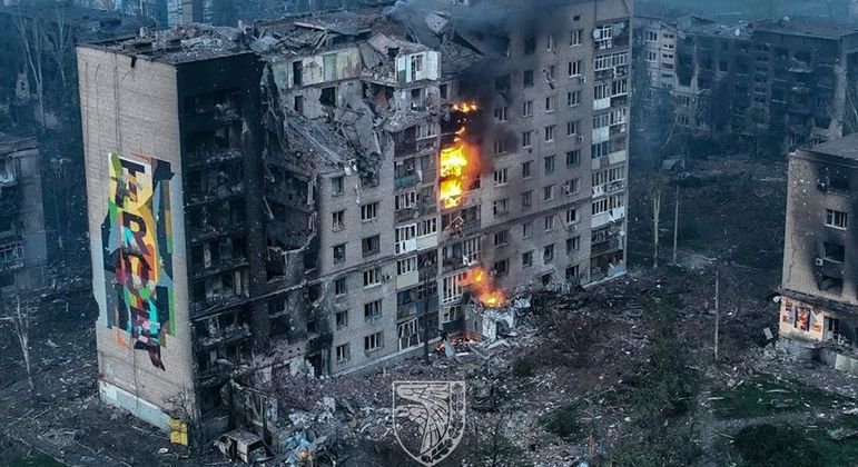 Ataques russos praticamente destruíram Bakhmut