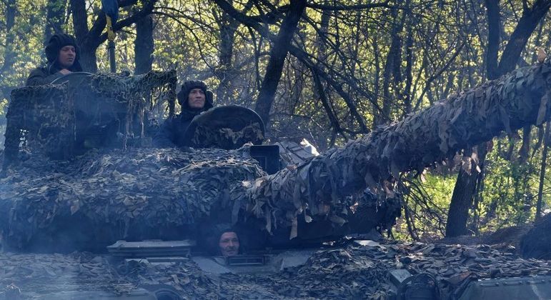 Paramilitares ucranianos manobrando um tanque de guerra próximos à cidade de Bakhmut