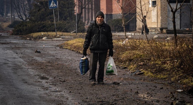 Cerca de 90% da população de Bakhmut, no leste da Ucrânia, já deixou a cidade desde o início da ofensiva russa pela disputa do controle do município. As Forças Armadas de Kiev tentam resistir aos ataques de Moscou, em um município no qual a destruição se tornou comum