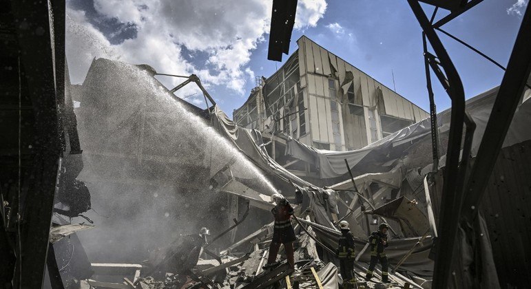 Bombeiros apagam incêndio em fábrica de  Bakhmut, na Ucrânia