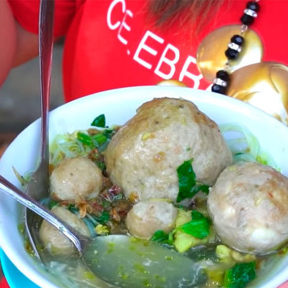 Bakso: prato de almôndegas servido na Indonésia.  Embora seja comumente preparado com carne moída e farinha de tapioca, também pode ser feito a partir de outros ingredientes, como frango, porco, peixe ou camarão. Sua textura, densa e homogênea devido ao tipo de trituração da carne, é o que difere esta receita de outros pratos de almôndegas.