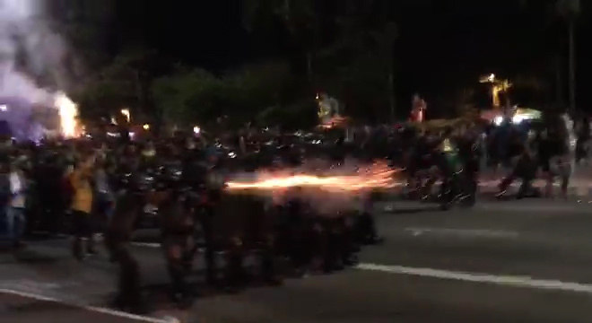 Policiais dispararm balas de borracha contra o grupo que causou tumulto