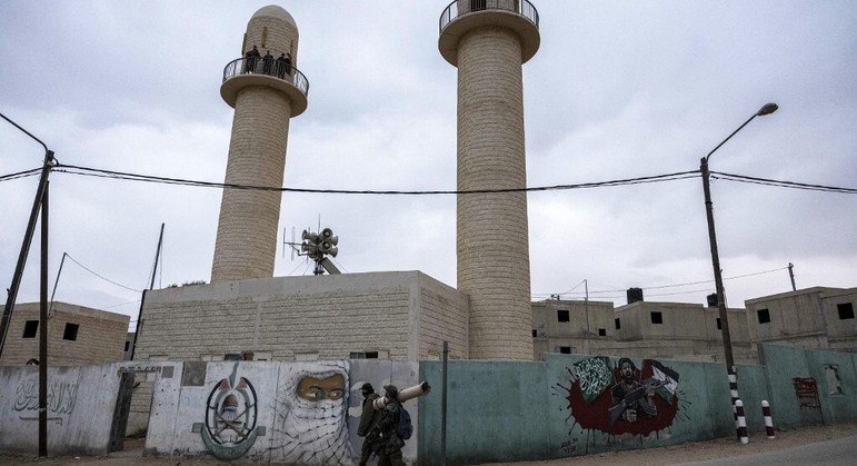 Enquanto o dia D não chega, os militares israelenses fazemtreinamentos para o combate contra os guerrilheiros palestinos. Parte dessastropas está na base militar de Tze’elim, no deserto de Negev, onde foiconstruída a Baladia, palavra em árabe para cidade