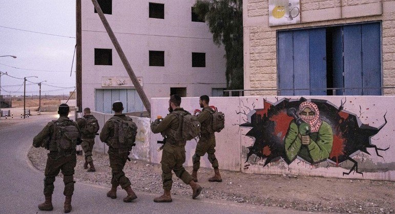 O local é ambientado com pichações em árabe e tem até a imagem de um terrorista atirando com uma RPG — lançador de granadas utilizado para atacar veículos blindados