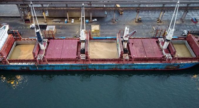 Navio cargueiro descarrega soja no Porto de Paranaguá (PR) 