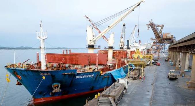 Cargueiro descarrega soja no porto de Paranaguá, no Paraná 