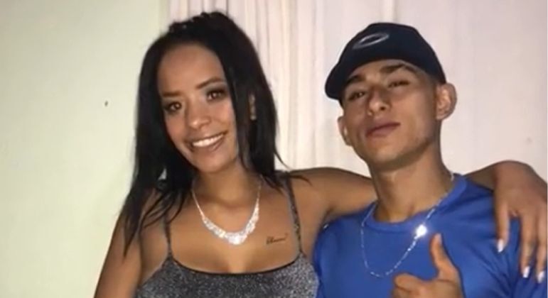 Kelly Giovanna da Silva e Douglas Carvalho foram ao cemitério para prestar solidariedade à família de um amigo